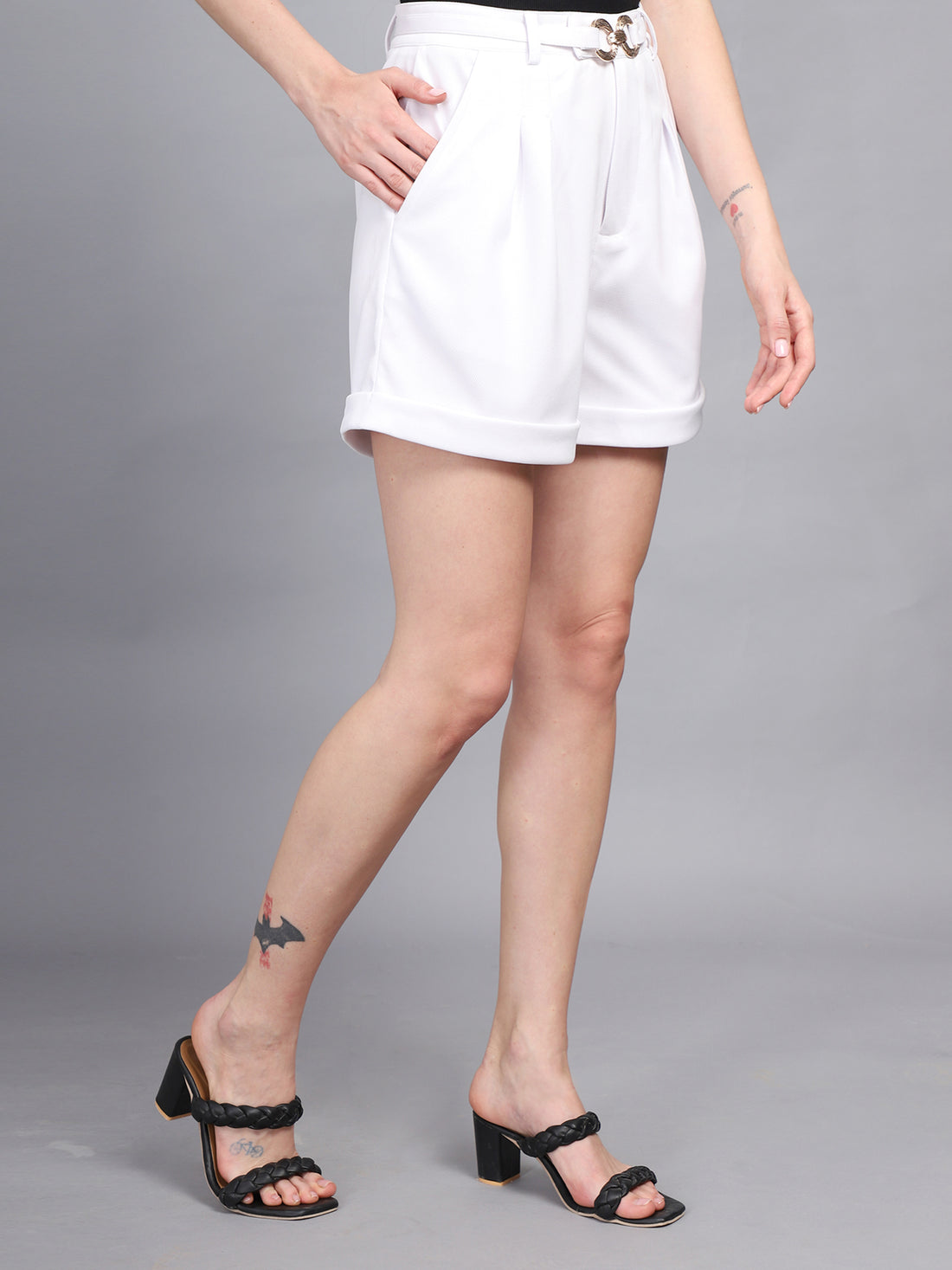 WHITE BUCKEL HIGH-RISE SHORT